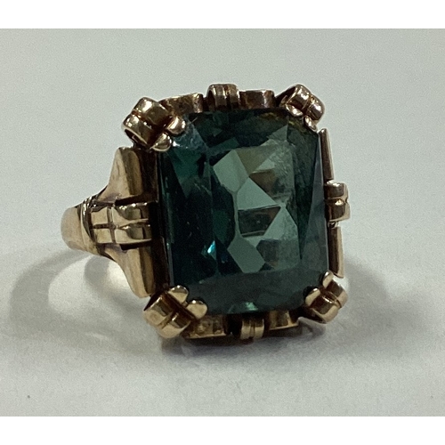 858 - A 14 carat gold single stone set ring in claw mount. Approx. 6 grams. Est. £50 - £80.