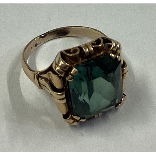 858 - A 14 carat gold single stone set ring in claw mount. Approx. 6 grams. Est. £50 - £80.