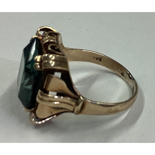 858 - A 14 carat gold single stone set ring in claw mount. Approx. 6 grams. Est. £50 - £80.