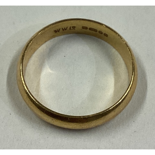 859 - An 18 carat gold plain wedding band. Approx. 5 grams. Est. £150 - £200.