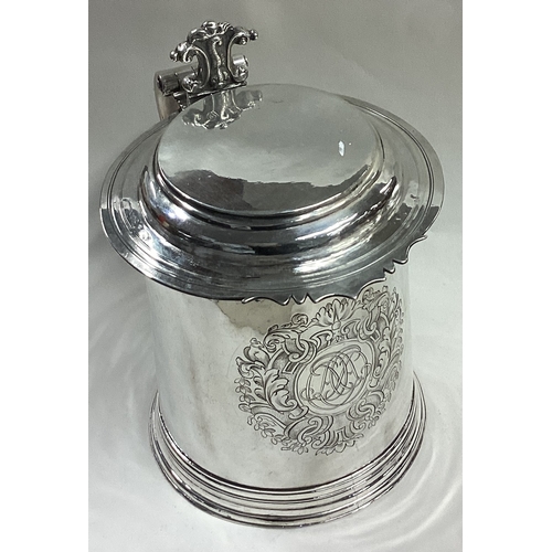 300A - A fine and rare William III silver lidded tankard bearing the 'Pearson Family of Flintshire' coat of... 