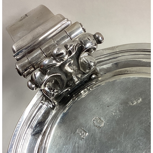 300A - A fine and rare William III silver lidded tankard bearing the 'Pearson Family of Flintshire' coat of... 