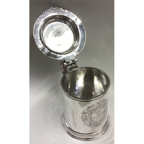 300A - A fine and rare William III silver lidded tankard bearing the 'Pearson Family of Flintshire' coat of... 