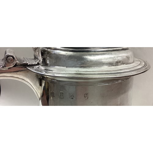 300A - A fine and rare William III silver lidded tankard bearing the 'Pearson Family of Flintshire' coat of... 