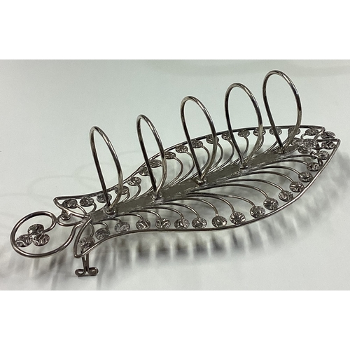 109 - A Continental silver toast rack with filigree decoration. Circa 1900. Approx. 57 grams. Est. £100 - ... 