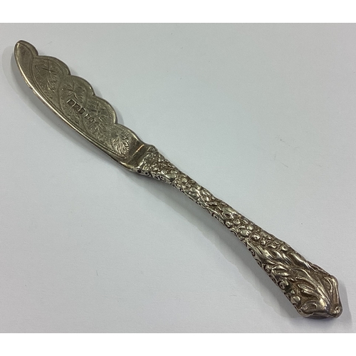 12 - A heavy chased Victorian silver butter knife. Sheffield 1897. Approx. 33 grams. Est. £30 - £40.