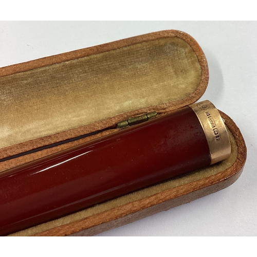 131 - A large cased 9 carat mounted cigarette holder. Approx. 16 grams. Est. £40 - £60.