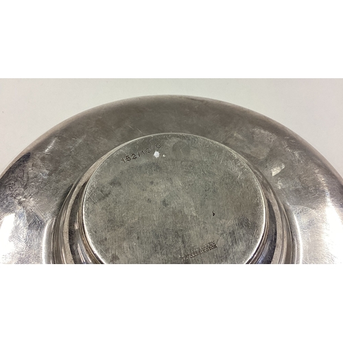 171 - GERALD BENNEY: An unusual silver bowl. London 1977. Approx. 176 grams. Est. £300 - £400.