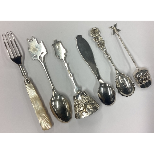 184 - A large collection of silver mounted and other preserve spoons. Various dates and makers. Approx. 12... 