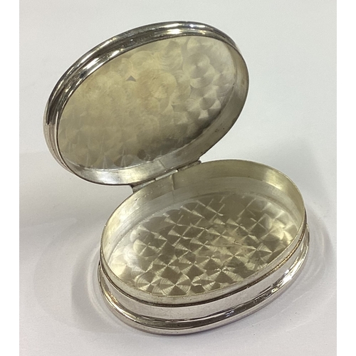 189 - A large and heavy plain silver pill box with hinged lid. Approx. 19 grams. Est. £20 - £30.