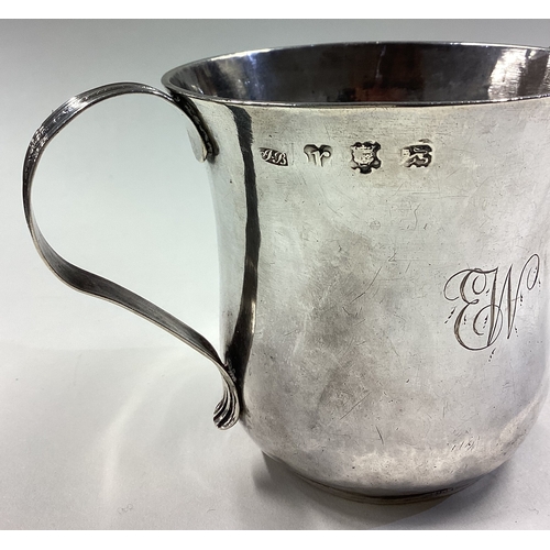 206 - A mid 18th Century early Georgian silver loving cup. Approx. 127 grams. Est. £300 - £400.