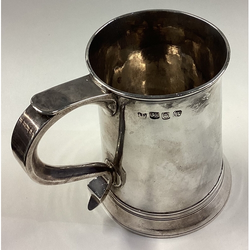 209 - A clean and impressive George III silver pint tankard. London 1733. By Isaac Davenport. Approx. 352 ... 