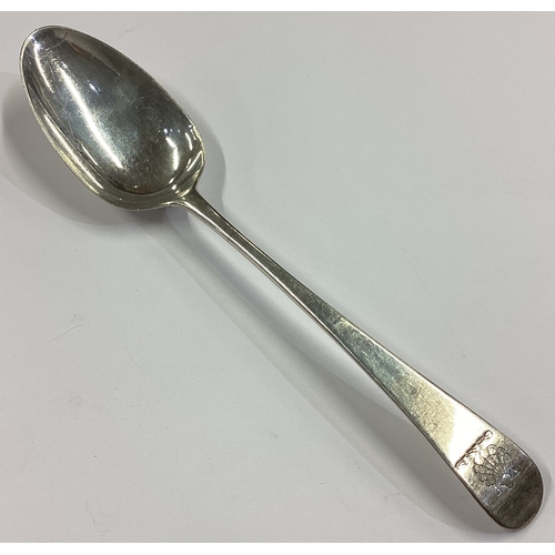 24 - An 18th Century silver bottom marked spoon bearing oyster crest. Approx. 34 grams. Est. £30 - £40.