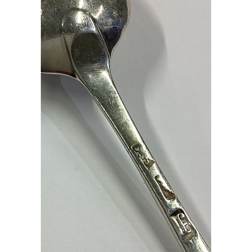 24 - An 18th Century silver bottom marked spoon bearing oyster crest. Approx. 34 grams. Est. £30 - £40.