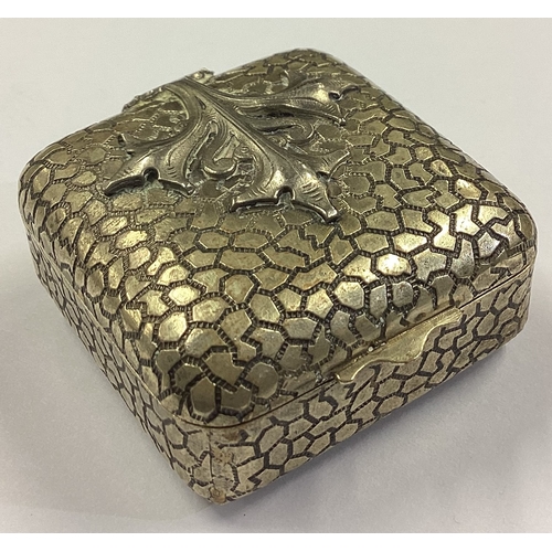 243 - A Continental silver gilt snuff box with crocodile design. Approx. 36 grams. Est. £80 - £120.