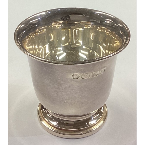 256 - A Modernistic silver egg cup. Sheffield 1994. By Richard Comyns. Approx. 31 grams. Est. £30 - £40.