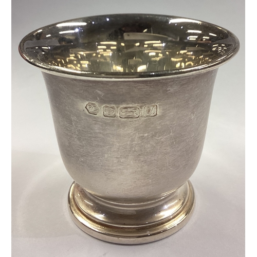 256 - A Modernistic silver egg cup. Sheffield 1994. By Richard Comyns. Approx. 31 grams. Est. £30 - £40.