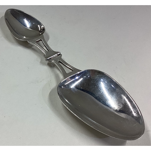 263 - An unusual silver travelling double medicine spoon with hinged mount. Approx. 47 grams. Est. £50 - £... 