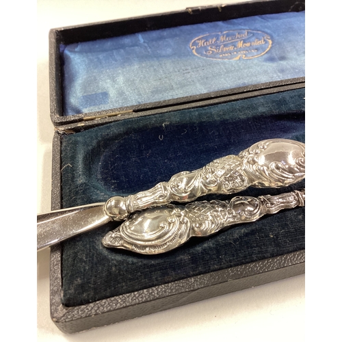 273 - A cased silver shoe horn and hook. Birmingham 1910. Approx. 62 grams. Est. £30 - £40.