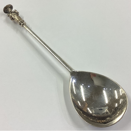 292 - An Antique silver Apostle top spoon. Approx. 51 grams. Est. £60 - £80.