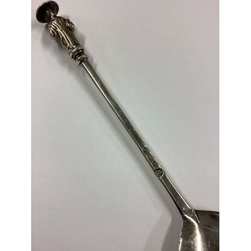 292 - An Antique silver Apostle top spoon. Approx. 51 grams. Est. £60 - £80.