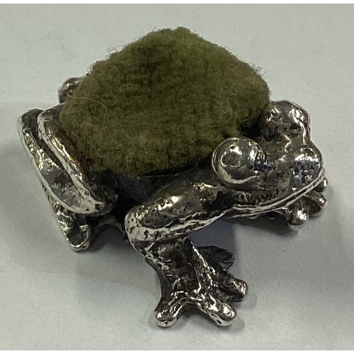 307 - A silver pin cushion in the form of a frog. Approx. 11 grams. Est. £20 - £30.