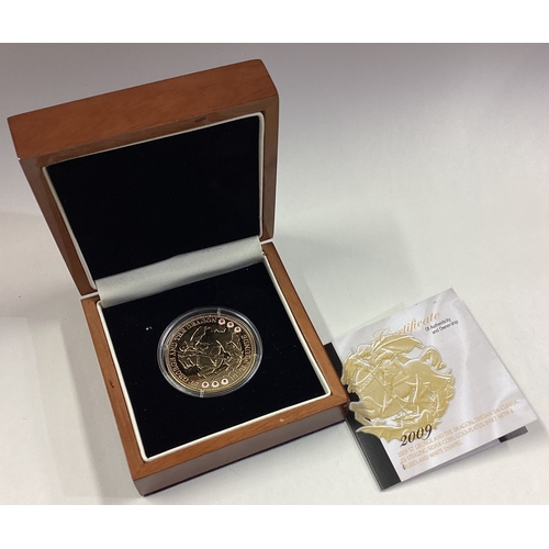 318 - A good Royal Mint silver gilt Five Pound coin. Est. £30 - £50.