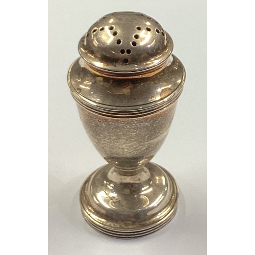 320 - A silver pepper in the Georgian style. Marked to body and cover. Approx. 38 grams. Est. £50 - £80.