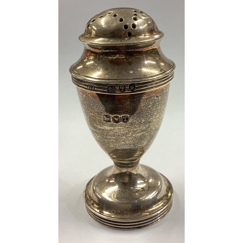 320 - A silver pepper in the Georgian style. Marked to body and cover. Approx. 38 grams. Est. £50 - £80.