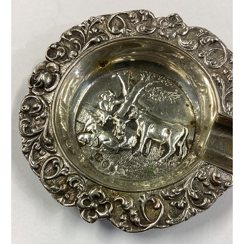 369 - A Continental silver ashtray with chased decoration. Approx. 24 grams. Est. £30 - £40.