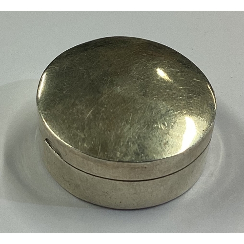 37 - A silver pill box with hinged lid. Approx. 11 grams. Est. £10 - £20.