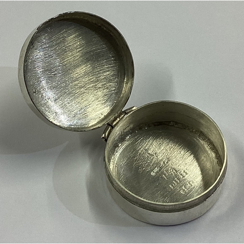 37 - A silver pill box with hinged lid. Approx. 11 grams. Est. £10 - £20.