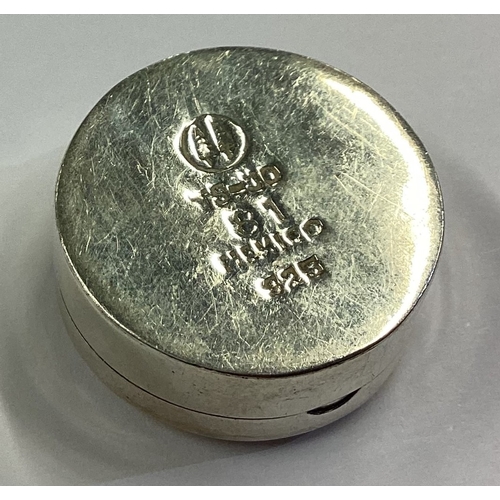 37 - A silver pill box with hinged lid. Approx. 11 grams. Est. £10 - £20.