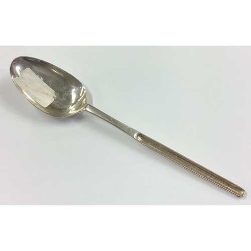 370 - An 18th Century silver marrow spoon. London 1767. Approx. 57 grams. Est. £150 - £200.