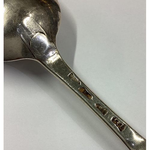 370 - An 18th Century silver marrow spoon. London 1767. Approx. 57 grams. Est. £150 - £200.