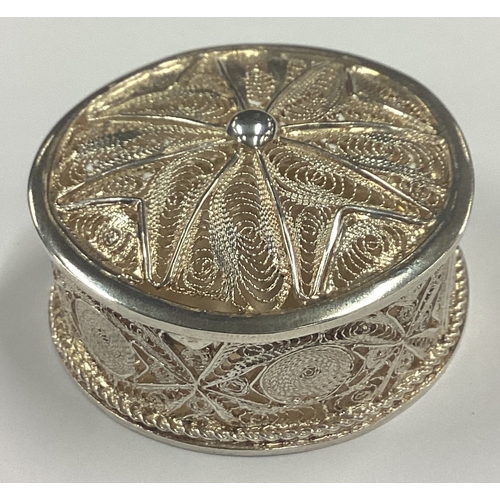 4 - An attractive silver filigree box. London. Approx. 38 grams. Est. £30 - £50.