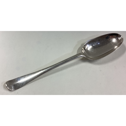 400 - A Queen Anne silver tablespoon. Approx. 40 grams. Est. £30 - £40.