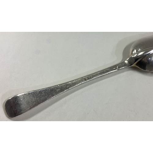 400 - A Queen Anne silver tablespoon. Approx. 40 grams. Est. £30 - £40.