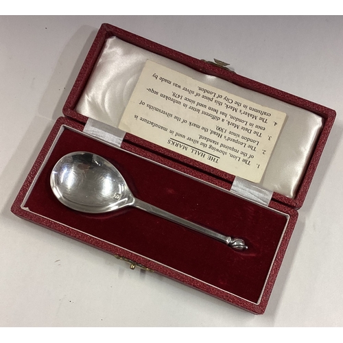 424 - A boxed silver christening spoon. London. Approx. 33 grams. Est. £20 - £30.