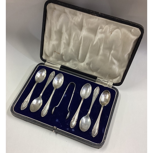 425 - A cased set of six silver teaspoons together with matching tongs. Birmingham. Approx. 100 grams. Est... 