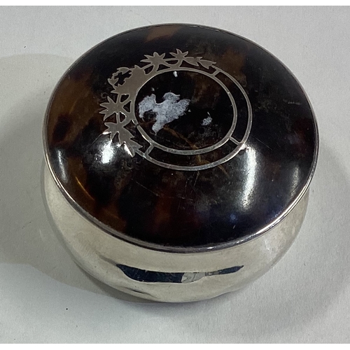 428 - A silver and tortoiseshell box. Approx. 27 grams. Est. £40 - £60.