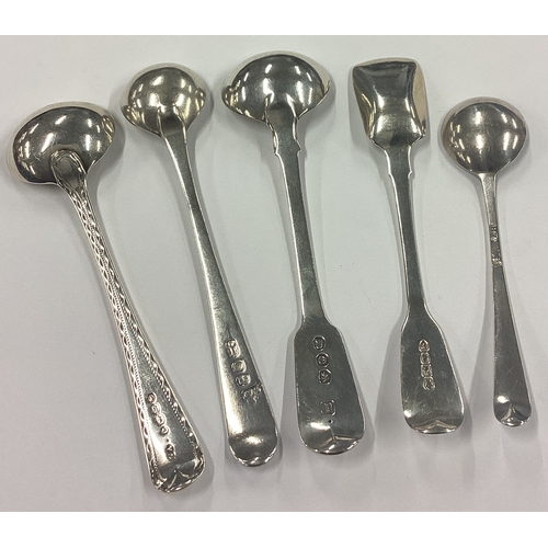 43 - A collection of five silver fiddle pattern and other salt spoons. Various dates and makers. Approx. ... 