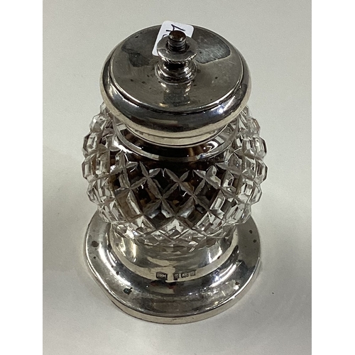 439 - A silver mounted and glass pepper mill. Birmingham 1903. Approx. 182 grams of gross weight. Est. £12... 