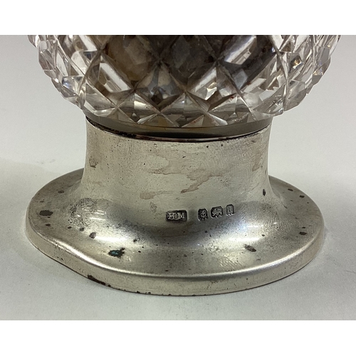 439 - A silver mounted and glass pepper mill. Birmingham 1903. Approx. 182 grams of gross weight. Est. £12... 