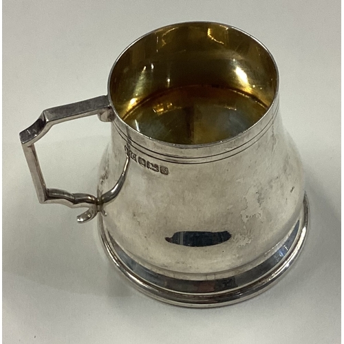 441 - A silver drinks measure in the form of a tankard. Approx. 58 grams. Est. £100 - £150.