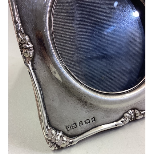 457 - A silver picture frame. Birmingham 1903. Approx. 70 grams of gross weight. Est. £30 - £40.