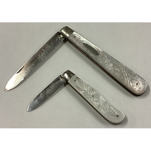 463 - Two silver and MOP fruit knives. Approx. 36 grams. Est. £20 - £30.