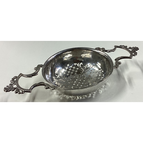 466 - An 18th Century silver lemon strainer. Maker and lion mark only to handle. Approx. 84 grams. Est. £1... 