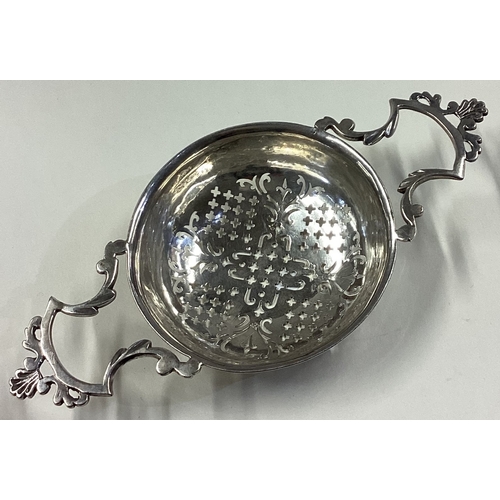 466 - An 18th Century silver lemon strainer. Maker and lion mark only to handle. Approx. 84 grams. Est. £1... 