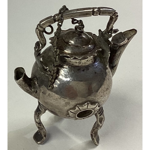 499 - An 18th Century Continental silver toy kettle. Approx. 29 grams. Est. £100 - £150.